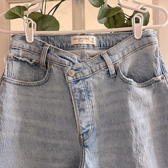 Abercrombie & Fitch High Rise Cross-Front Dad Jean - Picture 6 of 9